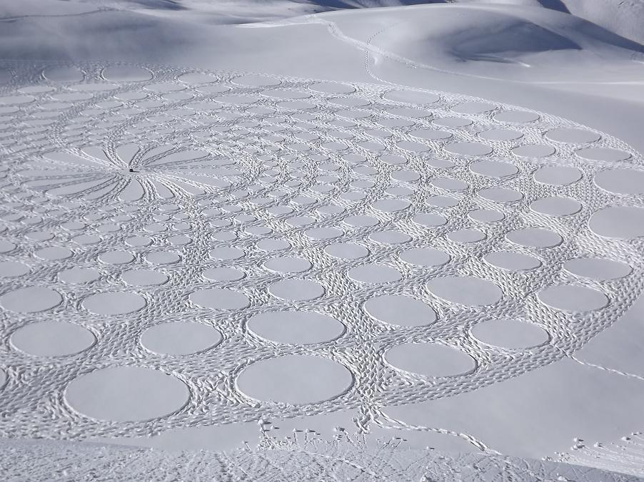 403791 358913357455470 282614611752012 1628433 1554576532 n1 Magnificent Geometric Snow Art by Simon Beck
